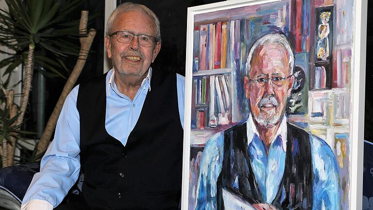 Voller Stolz zeigt Rainer Kinzkofer ein Portrait, das der renommierte Veitshöchheimer Maler Helmut Booz 2015 von ihm fertigte.