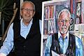 Voller Stolz zeigt Rainer Kinzkofer ein Portrait, das der renommierte Veitshöchheimer Maler Helmut Booz 2015 von ihm fertigte.