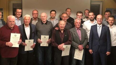 Bei der Generalversammlung des Sportvereins standen Neuwahlen und Ehrungen auf dem Programm. Das Bild zeigt die Geehrten (mit Urkunde) zusammen mit neuer und alter Vorstandschaft sowie Bürgermeister Jürgen Götz. Bei der Generalversammlung des Sportvereins standen Neuwahlen und Ehrungen auf dem Programm. Das Bild zeigt die Geehrten (mit Urkunde) zusammen mit neuer und alter Vorstandschaft sowie Bürgermeister Jürgen Götz.