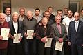 Bei der Generalversammlung des Sportvereins standen Neuwahlen und Ehrungen auf dem Programm. Das Bild zeigt die Geehrten (mit Urkunde) zusammen mit neuer und alter Vorstandschaft sowie Bürgermeister Jürgen Götz.