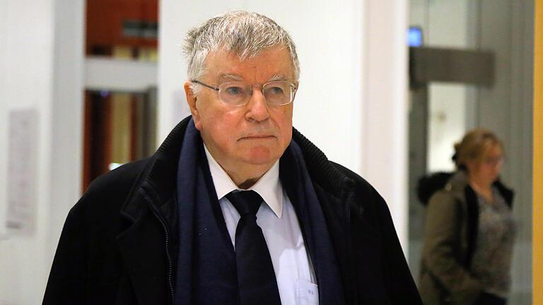 Didier Lombard, ehemaliger Vorstandsvorsitzender der France Télécom (heute Orange), verlässt nach dem Urteil den Gerichtssaal in Paris. Lombard wurde zu einer Gefängnisstrafe verurteilt.