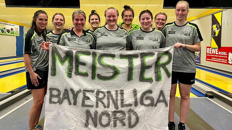 Die Keglerinnen der SpG Bad Neustadt freuen sich über die Meisterschaft in der Bayernliga Nord. Von links: Juliane Probst, Bettina Behr, Stephanie Philipp-Schirmer, Janine Link, Leonie Wohlfart, Kathrin Hüther, Antonia Biener, Theresa Schubert und Natalie Guck. Die Keglerinnen der SpG Bad Neustadt freuen sich über die Meisterschaft in der Bayernliga Nord. Von links: Juliane Probst, Bettina Behr, Stephanie Philipp-Schirmer, Janine Link, Leonie Wohlfart, Kathrin Hüther, Antonia Biener, Theresa Schubert und Natalie Guck.
