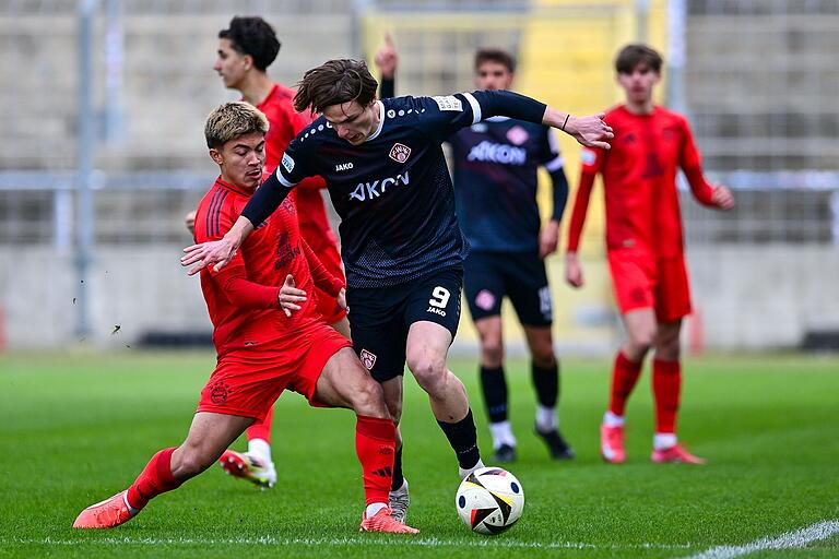 Lado Akhalaia (hier rechts im Zweikampf mit Angelo Brückner) gab sein Debüt in der Regionalliga Bayern.