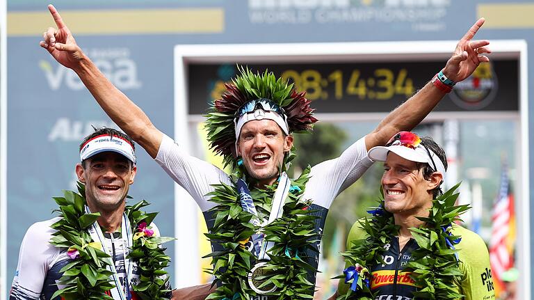 Der amtierende Triathlon-Weltmeister lebt in Girona: Jan Frodeno (Mitte), hier nach seinem Ironman-Sieg im Oktober 2019 in Kona, Hawaii.&nbsp;