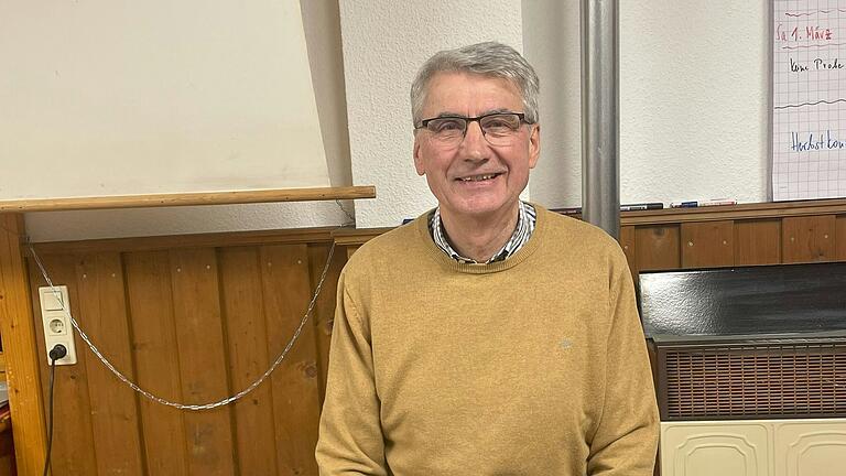 Dirigent Erwin Schneider vom Männerchor Langenprozelten. Er sitzt während der Proben hinter dem Keyboard und sorgt für die musikalische Begleitung. Dirigent Erwin Schneider vom Männerchor Langenprozelten. Er sitzt während der Proben hinter dem Keyboard und sorgt für die musikalische Begleitung.