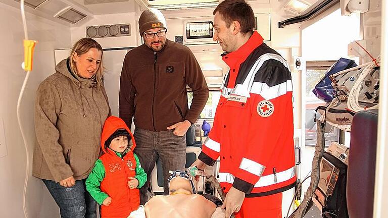 Ein Rettungssanitäter des BRK gibt dieser Familie bereitwillig Informationen über den Rettungswagen. Ein Rettungssanitäter des BRK gibt dieser Familie bereitwillig Informationen über den Rettungswagen.