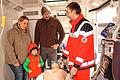 Ein Rettungssanitäter des BRK gibt dieser Familie bereitwillig Informationen über den Rettungswagen.