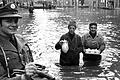 Das Hochwasser vom Februar 1970: Mit Kaffee und Kuchen durch die Fluten in der Würzburger Karmelitenstraße.