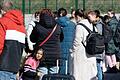 Geflüchtete aus der Ukraine stehen mit ihrem Gepäck vor den Gebäuden eines Flüchtlingsheims (Beispielbild).