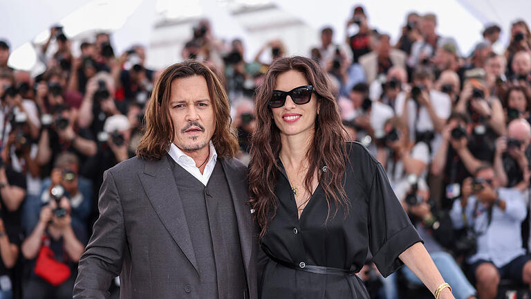 76. Filmfestspielen in Cannes       -  Johnny Depp (links) und Maiwenn, Regisseurin aus Frankreich, lauf dem roten Teppich in Cannes vor der Premiere ihres Films 'Jeanne du Barry' bei den 76. Internationalen Filmfestspielen in Cannes.