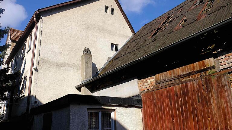 Auf dem ehemaligen Schaub-Anwesen in Wirmsthal soll ein Dorfgemeinschaftshaus entstehen. Verschiedene Planungsvarianten dafür werden bei einer Bürgerversammlung am Donnerstag, 26. Juli vorgestellt.       -  Auf dem ehemaligen Schaub-Anwesen in Wirmsthal soll ein Dorfgemeinschaftshaus entstehen. Verschiedene Planungsvarianten dafür werden bei einer Bürgerversammlung am Donnerstag, 26. Juli vorgestellt.