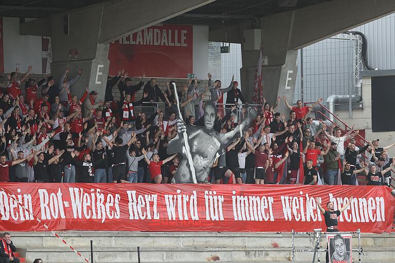 1886 Zuschauer und Zuschauerinnen waren beim Heimspiel der Rothosen gegen Bamberg dabei.