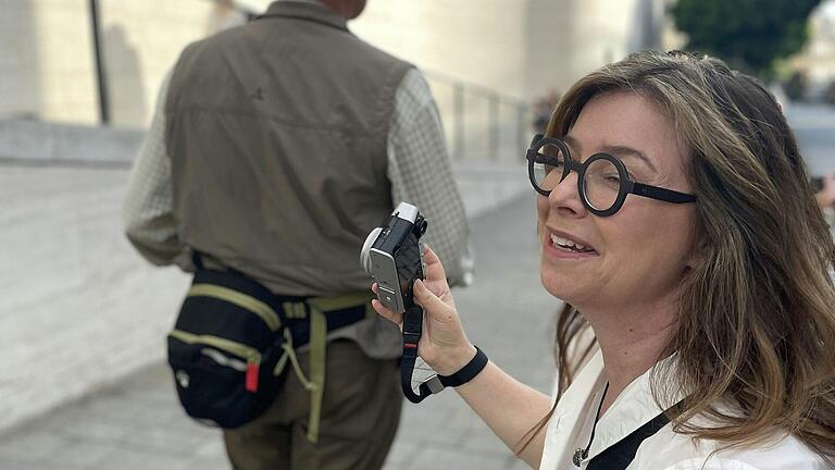 Die New Yorker Fotografin Nina Welch-Kling bei ihrem Streetart-Fotokurs in Schweinfurt.