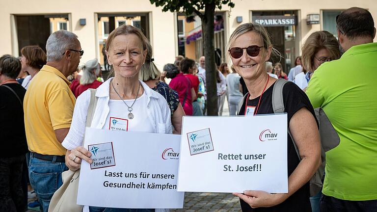 'Rettet unser Josef' stand auf den Schildern, mit denen Mitarbeitenden des St. Josef Krankenhauses vors Rathaus gezogen waren.