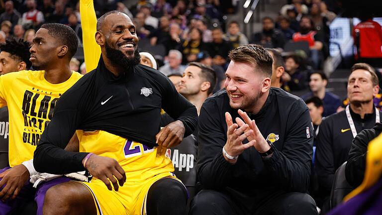 Los Angeles Clippers - Los Angeles Lakers       -  Luka Doncic (r.) verfolgte das Spiel als Zuschauer, hier neben LeBron James.