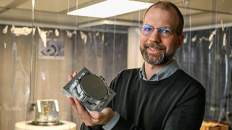 Das Start-up Breunig Aerospace hat seinen Standort am Technologie- und Gründerzentrum (TGZ) am Hubland in Würzburg. Gründer Elias Breunig zeigt eine Anwendung seiner Firma im Raumfahrtbereich. Das Start-up Breunig Aerospace hat seinen Standort am Technologie- und Gründerzentrum (TGZ) am Hubland in Würzburg. Gründer Elias Breunig zeigt eine Anwendung seiner Firma im Raumfahrtbereich.