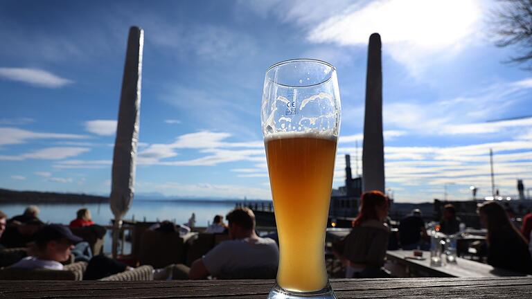 Bayerischer Biergarten       -  Der schwindende Bierkonsum macht den Brauereien zu schaffen. (Symbolbild)