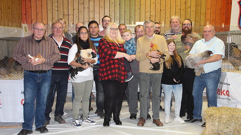 Hervorragende Bewertungen gab es bei der Lokalschau des Kleintierzuchtvereins Duttenbrunn im Sportheim. Im Bild (von links): Ausstellungsleiter Theo Ehehalt, Kurt Schebler, Zweite Vorsitzende Karina Droll, Stefan Liebenstein, Monika Wiesner, Günter Wiesner, Johannes Ehehalt, Christina und Fin Heinrich, Steven Vornberger, Bernhard Eichner, Raimund Wiesner, Johannes Ziegler, Jasmin Weissenberger, Gerhard Droll, Vorsitzender Matthias Ehehalt und Michael Brück.