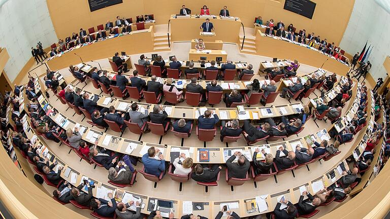 Der bayerische Landtag im Münchner Maximilianeum wird am 8. Oktober neu gewählt. Aktuell umfasst das Parlament 205 Abgeordnete.