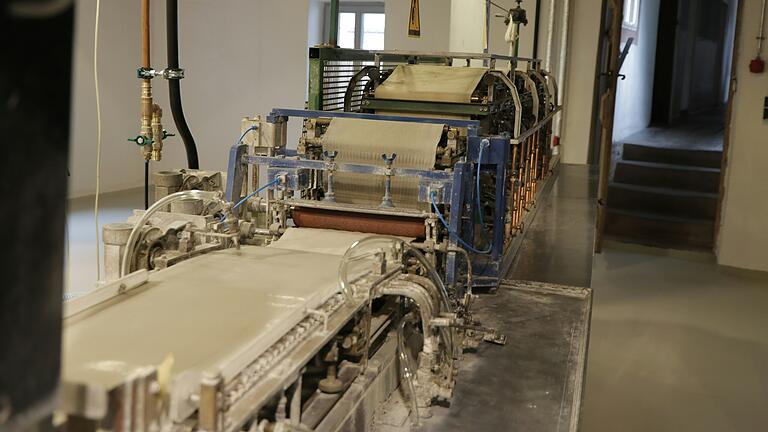 Die Versuchspapiermaschine, die vermutlich 1956 produziert wurde, ist insgesamt 4,50 Meter lang. Sie nimmt einen ganzen Raum im Museum Papiermühle Homburg ein. Die Versuchspapiermaschine, die vermutlich 1956 produziert wurde, ist insgesamt 4,50 Meter lang. Sie nimmt einen ganzen Raum im Museum Papiermühle Homburg ein.