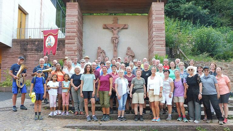 Gruppenbild der Teilnehmenden an der Wallfahrt von Zellingen nach Mariabuchen.