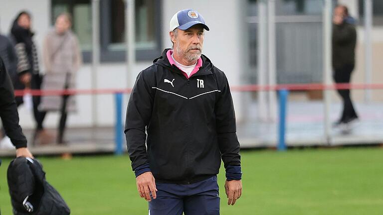 Ob Klassenerhalt oder Abstieg: Die DJK Dampfach setzt weiterhin auf Trainer Oliver Kröner. Ob Klassenerhalt oder Abstieg: Die DJK Dampfach setzt weiterhin auf Trainer Oliver Kröner.