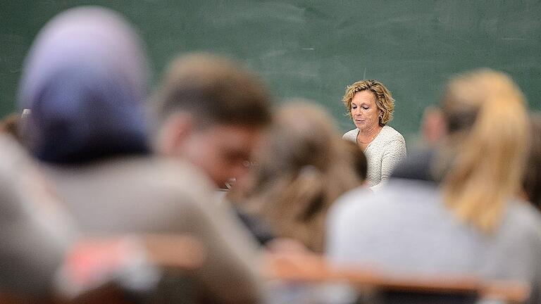 Prof. Gisela Müller-Brandeck-Bocquet
entschuldigt sich im Kopftuchstreit       -  Zu Beginn ihrer Vorlesung am Mittwochnachmittag trug Prof. Gisela Müller-Brandeck-Bocquet eine Entschuldigung vor.