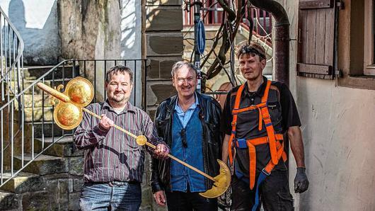 Freude über die geglückte Bergung (von links): Pfarrer Michael Ehrhart, Kirchenpfleger Dieter Köpf und Kirchturmtechniker Manfred Peter.