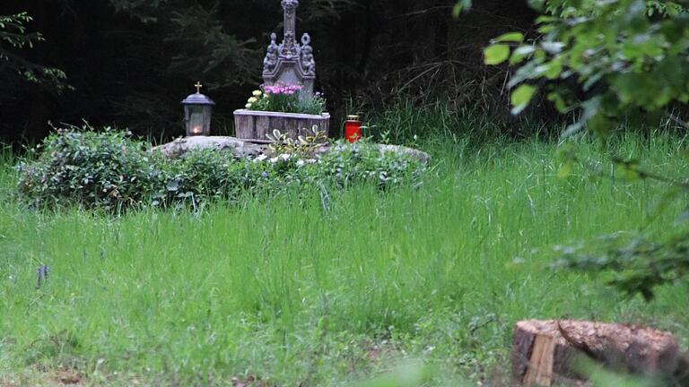 Gedenkkreuz an der Absturzstelle der Transall am 11. Mai 1990 im Wald bei Rodenbach