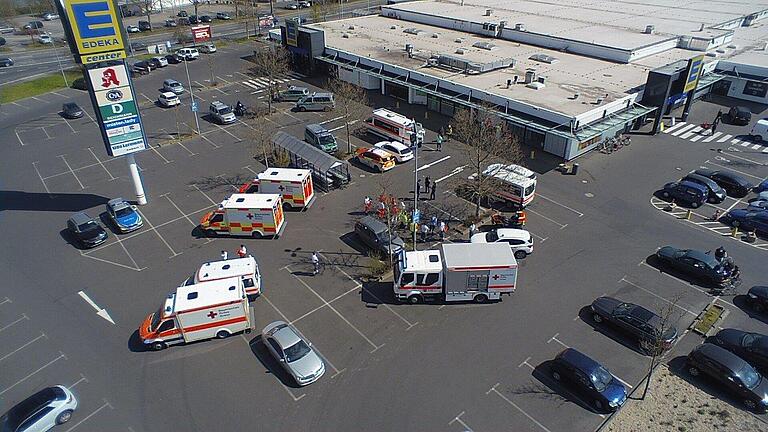 Einsatz von Rettungskräften am E-Center in Kitzingen. Pfefferspray hatte bei mehreren Marktbesuchern zu Atemwegsreizungen geführt. Einsatz von Rettungskräften am E-Center in Kitzingen. Pfefferspray hatte bei mehreren Marktbesuchern zu Atemwegsreizungen geführt.