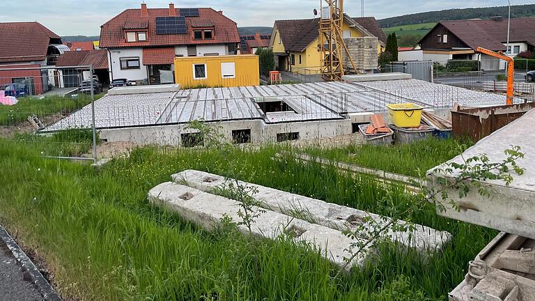 Im März ließ das Landratsamt Rhön-Grabfeld die Bauarbeiten in der Steinstraße (Archivbild)&nbsp; in Niederlauer einstellen. Der Bau ruht noch immer.