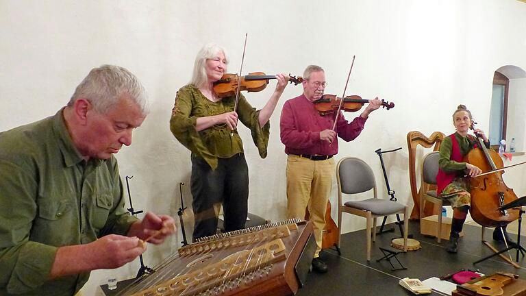 Das Quartett FrankenStreich mit Franz Berwind (Flöte, Gitarre, Hackbrett, Raffle, Bass), Dorothee Kipp (Geige, Bass), Jochen Heilmann (Geige, Gitarre) und Annette Kasper (Harfe, Cello) schlug musikalisch den Bogen von Unterfranken in viele Länder Europas.