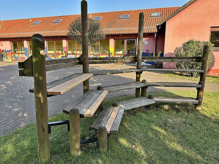 Zu 95 Prozent sind die aufgelisteten Mängel einer Sicherheitskontrolle an den Spielplätzen der Gemeinde Aubstadt behoben. So auch an der Sitzgruppe Jugend am Spielplatz Schule Zu 95 Prozent sind die aufgelisteten Mängel einer Sicherheitskontrolle an den Spielplätzen der Gemeinde Aubstadt behoben. So auch an der Sitzgruppe Jugend am Spielplatz Schule