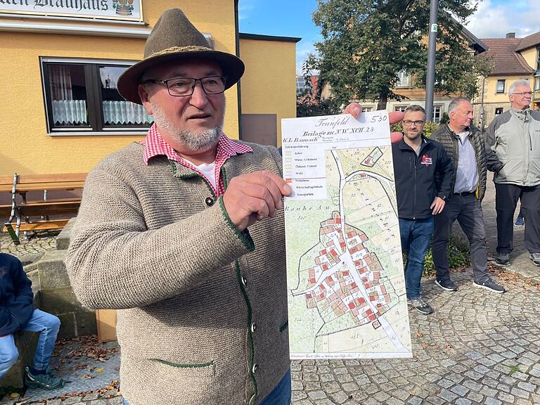 Siegfried Dürr mit einem alten Dorf- und Flurplan von Treinfeld Siegfried Dürr mit einem alten Dorf- und Flurplan von Treinfeld