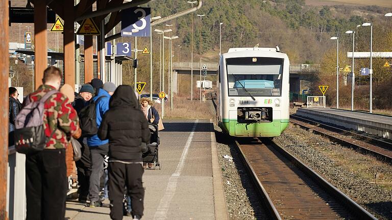 Mit der Erfurter Bahn können Kunden von Bad Neustadt bis Schweinfurt fahren. Mit der Erfurter Bahn können Kunden von Bad Neustadt bis Schweinfurt fahren.