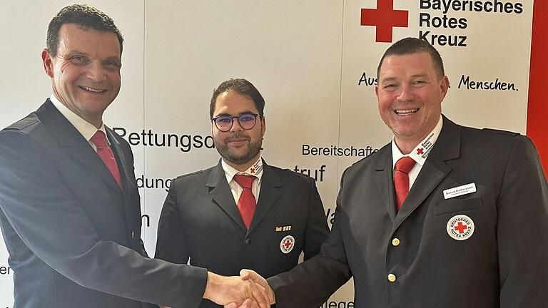 Der scheidende Kreisbereitschaftsleiter Bernd Roßmanith (rechts) überreicht die Schulterklappen der neuen Ämter an seinen Nachfolger Alexander Klamt (links) und dessen Stellvertreter Elias Holzheimer. Der scheidende Kreisbereitschaftsleiter Bernd Roßmanith (rechts) überreicht die Schulterklappen der neuen Ämter an seinen Nachfolger Alexander Klamt (links) und dessen Stellvertreter Elias Holzheimer.