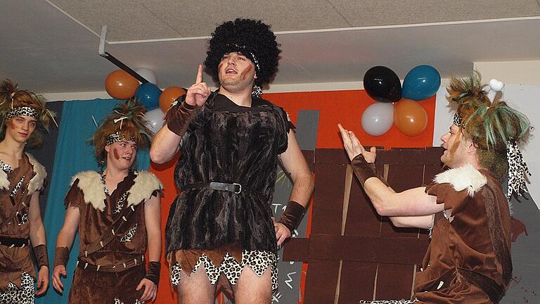 Knackige Neandertaler: Das Bubenballett aus Ober- und Unterwaldbehrungen zeigte beim Kolpingfasching in Unterwaldbehrungen eine tolle Show. Knackige Neandertaler: Das Bubenballett aus Ober- und Unterwaldbehrungen zeigte beim Kolpingfasching in Unterwaldbehrungen eine tolle Show.