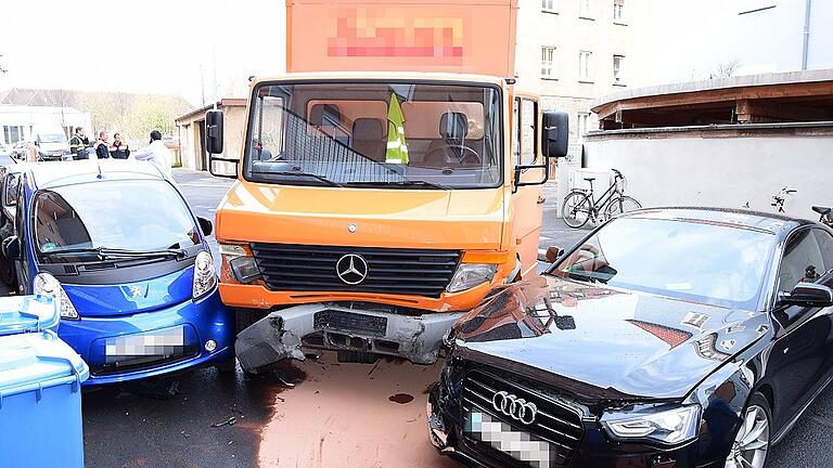 So verkeilt ging für den offenbar psychisch kranken Dieb des Bäckerei-Lkw nichts mehr weiter.