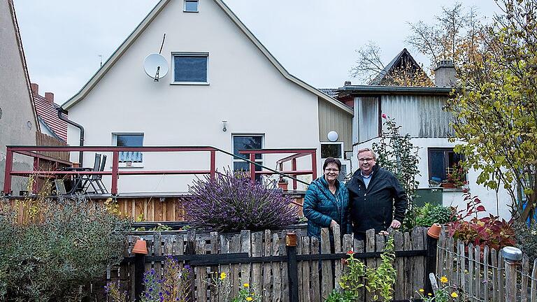 Die Bauherren Erika Beck und William Hübler im Garten hinterm Haus mit der neuen Terrasse.