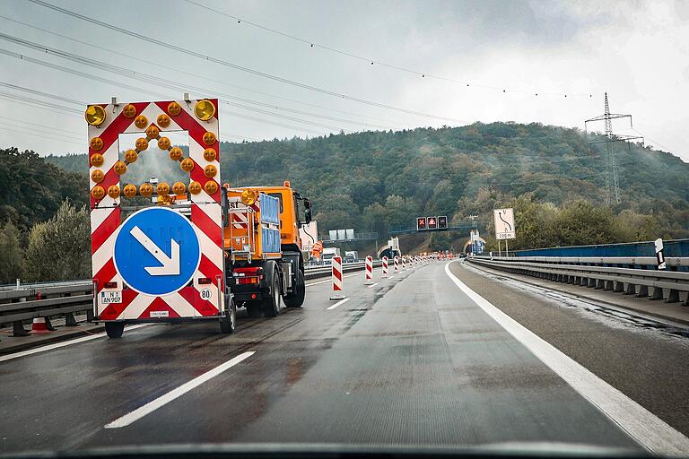 Die Autobahnmeisterei leitet den Verkehr in die zweispurige Südröhre um.