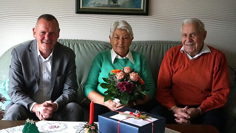 Zur Diamantenen Hochzeit von Renate und Eugen Heilgenthal gratulierte auch Bürgermeister Thomas Stamm.