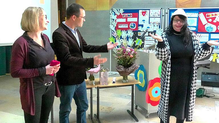 Damit die neue Rektorin der Grundschule Veitshöchheim auch unfallfrei die aktuellen und künftigen Bauphasen der 50 Millionen teuren Generalsanierung der Eichendorffschule übersteht, schenkten ihr die beiden Elternbeiratsvorsitzenden Martin Husch und Julia Richter einen Bauhelm. Damit die neue Rektorin der Grundschule Veitshöchheim auch unfallfrei die aktuellen und künftigen Bauphasen der 50 Millionen teuren Generalsanierung der Eichendorffschule übersteht, schenkten ihr die beiden Elternbeiratsvorsitzenden Martin Husch und Julia Richter einen Bauhelm.