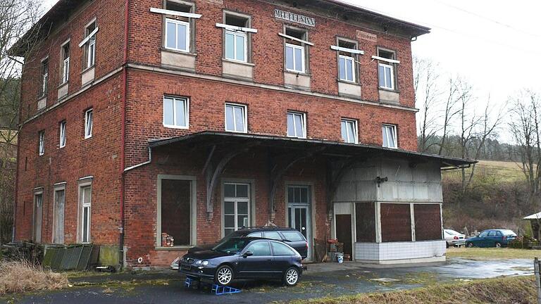 Schrottautos rund um das Gebäude machen den ehemaligen Mittelsinner Bahnhof zum Schandfleck.