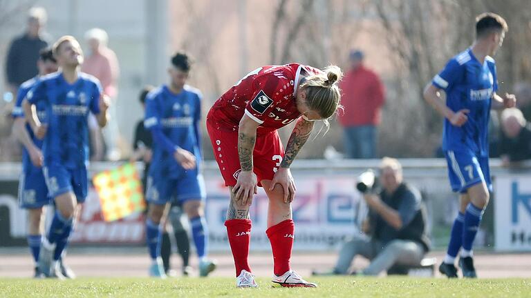 Ein niedergeschlagener Marvin Stefaniak vorne, jubelnde Illertissener hinten: Die Würzburger Kickers verlieren beim FV Illertissen das Halbfinale des BFV-Pokals verdient.