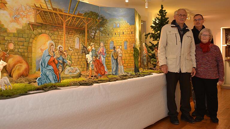 Herzstück der Ausstellung ist die raumfüllende Bretterkrippe von Wolfgang Filler. Auf dem Foto von links: Udo Trabert (Vorsitzender der „Freunde der Kirchenburg), Michael Schlotthauer (stellvertretender Vorsitzender) und Ingrid Schmidt.