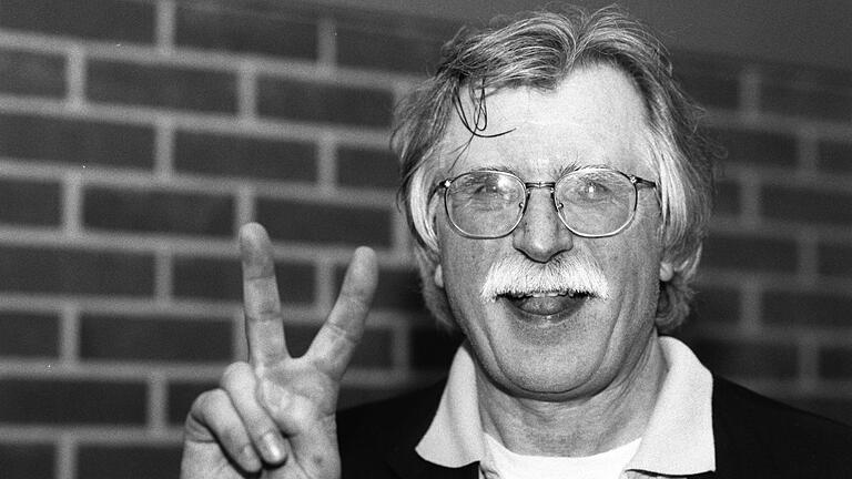 Wolfgang Malisch macht das Victory-Zeichen, als er 1998 mit der DJK Würzburg aufgestiegen ist. Wolfgang Malisch macht das Victory-Zeichen, als er 1998 mit der DJK Würzburg aufgestiegen ist.