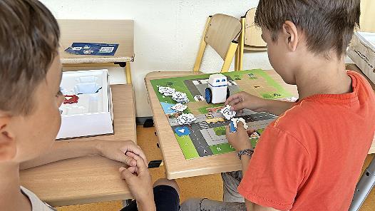 Mit Begeisterung machten sich die Schülerinnen und Schüler an interaktive Lernspiele und programmierten Roboter.       -  Mit Begeisterung machten sich die Schülerinnen und Schüler an interaktive Lernspiele und programmierten Roboter.