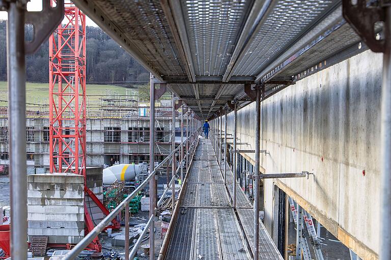 Das Gebäude hat noch keine Treppen, geschweige denn Aufzüge. Alle Wege führen über das Gerüst an der Fassade.