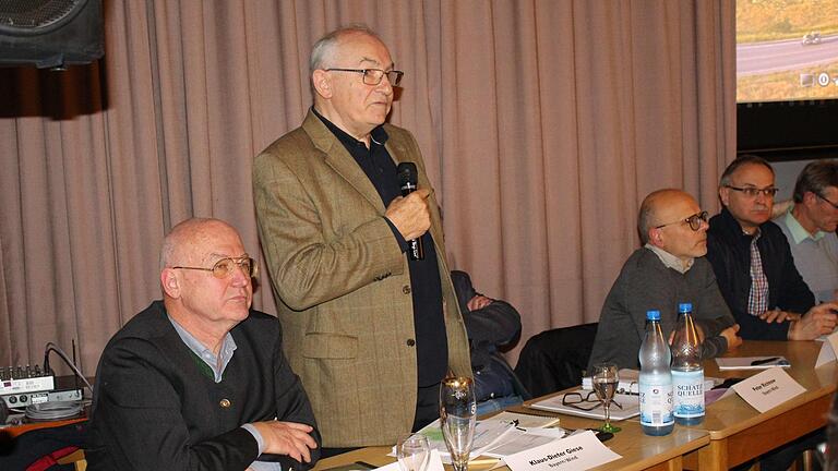 Albert Schön und Klaus-Dieter Giese (v.l.) stellten das Projekt 'Windkraftwerk Roßbacher Forst' vor. Foto: Julia Raab       -  Albert Schön und Klaus-Dieter Giese (v.l.) stellten das Projekt 'Windkraftwerk Roßbacher Forst' vor. Foto: Julia Raab