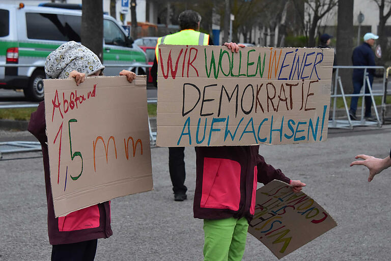 Auch Kinder hielten Protestschilder in die Höhe.